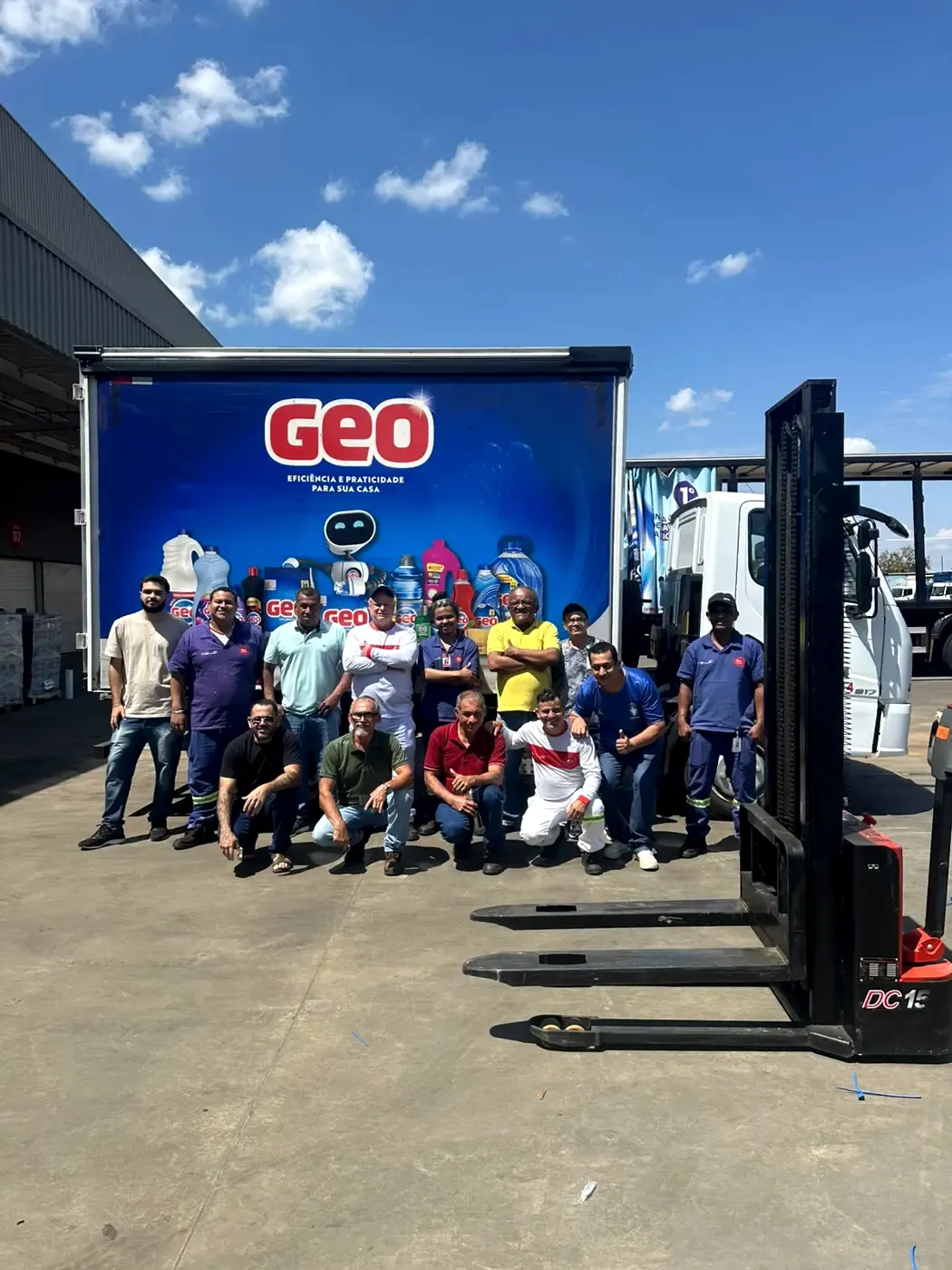 Turma da GEO ao lado de paleteira elétrica e caminhão