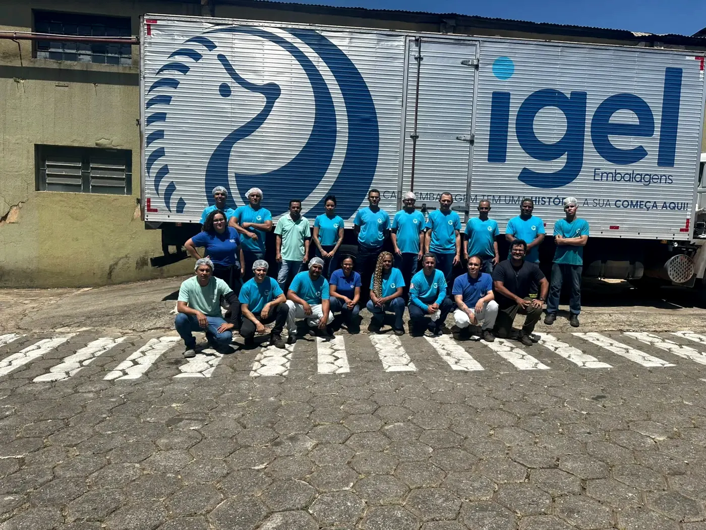 Turma da Igel Embalagens em frente ao caminhão da empresa